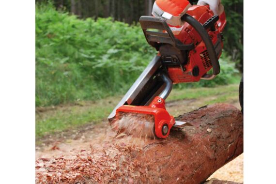 Remeňový odkôrňovač INTERFORST 117 v akcii na kmeni stromu.