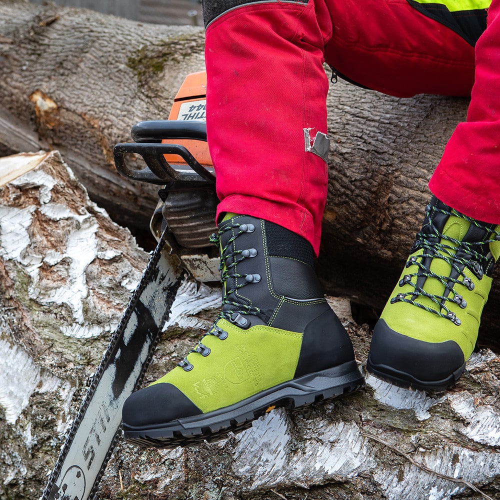 HAIX Protector Ultra 2.0 GTX pri práci s motorovou pílou STIHL na kmeni.