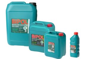 Rôzne veľkosti balenia biologického oleja BIPOL pre motorové píly.