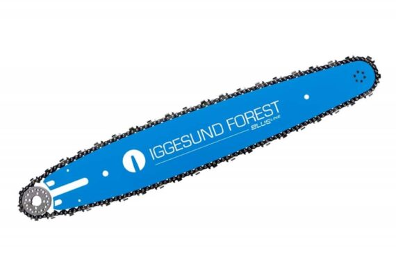 Modrá harvestorová lišta IGGESUND FOREST BLUELINE s nasadenou harvestorovou reťazou na bielom pozadí.