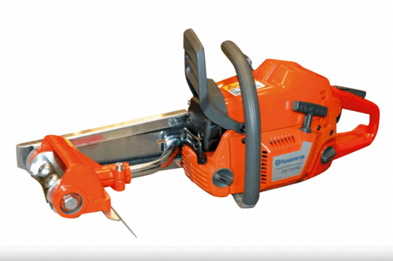 Hobľovačka na motorovú pílu 117LT namontovaná na píle Husqvarna.