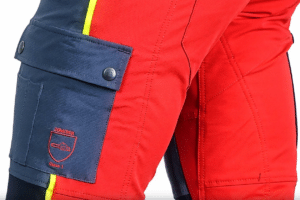 bočné vrecká na zips a stehenné vrecko na pilčíckych nohaviciach