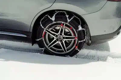Snehové reťaze Pewag Brenta-C namontované na kolese vozidla Mercedes v snehu.