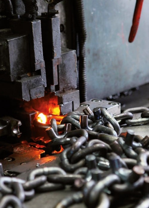 Snehové reťaze Piggelin Flex – záber na proces zvárania hrotu na článok