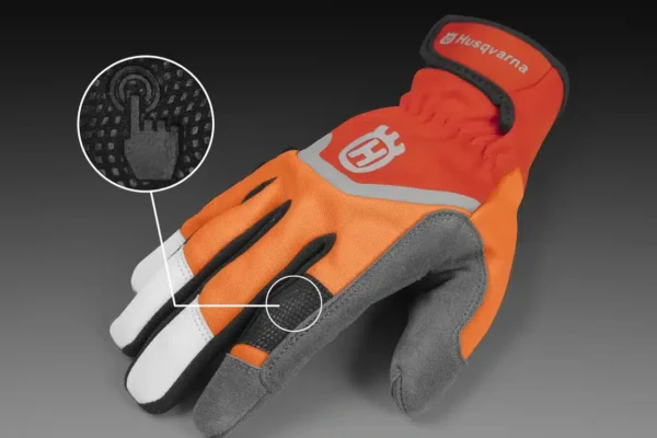 Detail dotykovej úpravy na ukazováku rukavíc Husqvarna Technical Light.