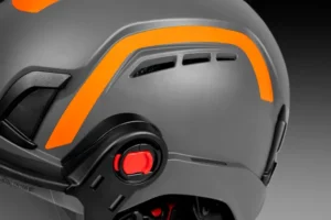 Detail ventilácie a reflexných nálepiek na arboristickej prilbe Husqvarna