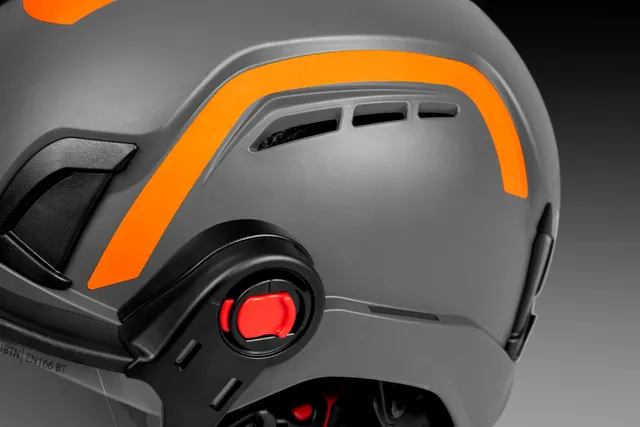 Detail ventilácie a reflexných nálepiek na arboristickej prilbe Husqvarna