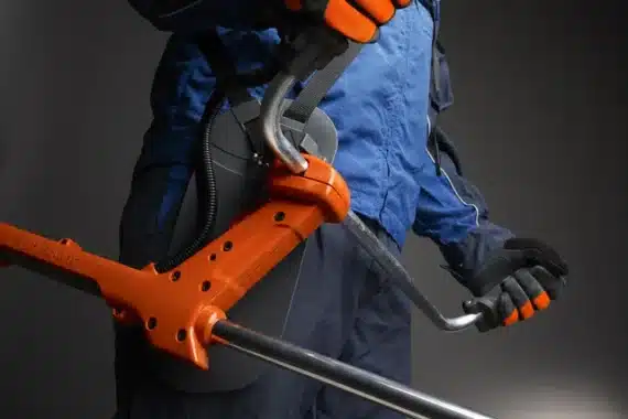 Detail uchytenia a ergonómie akumulátorového krovinorezu Husqvarna 535iRXT s popruhmi.