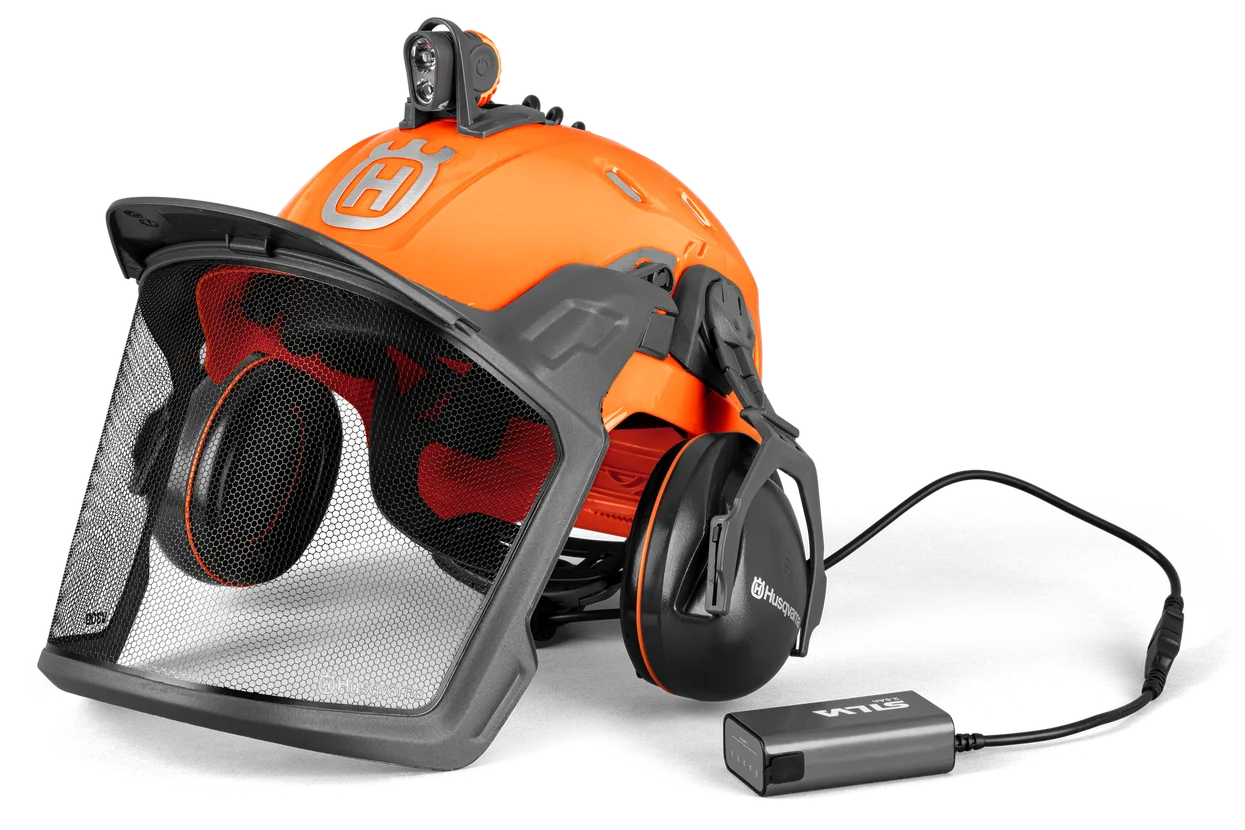 Kompletný systém svietidla Husqvarna HL 1200 na prilbe s externou batériou SILVA.