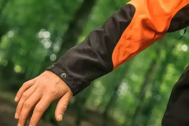 Pracovná bunda detail nastaviteľnej manžety na rukáve Husqvarna Functional.