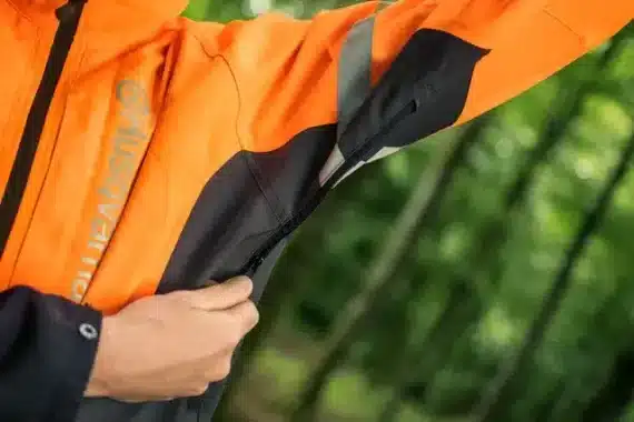 Pracovná bunda detail ventilačného zipsu v podpazuší Husqvarna Functional.