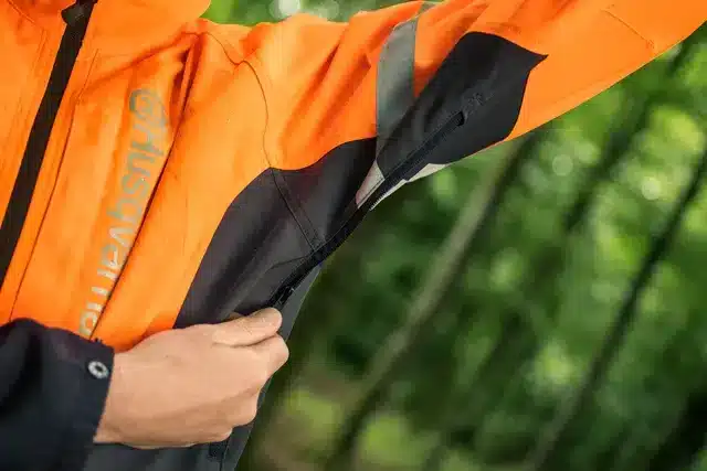 Pracovná bunda detail ventilačného zipsu v podpazuší Husqvarna Functional.
