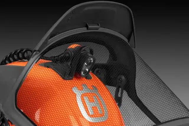 Detailné zobrazenie svietidla Husqvarna HL 1200 namontovaného na prilbe pod ochranným štítom.