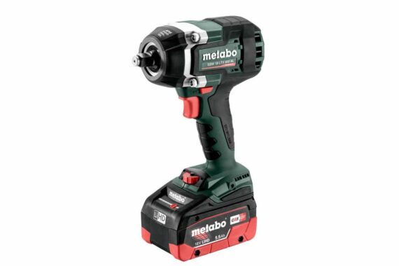 Akumulátorový rázový uťahovák Metabo SSW 18 LTX 800 BL s nasadeným 18V LiHD akumulátorom.