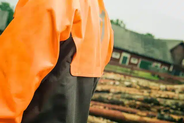 Pracovná bunda detail zadnej časti oranžovej Husqvarna Classic s otvoreným sedlom pre vetranie.