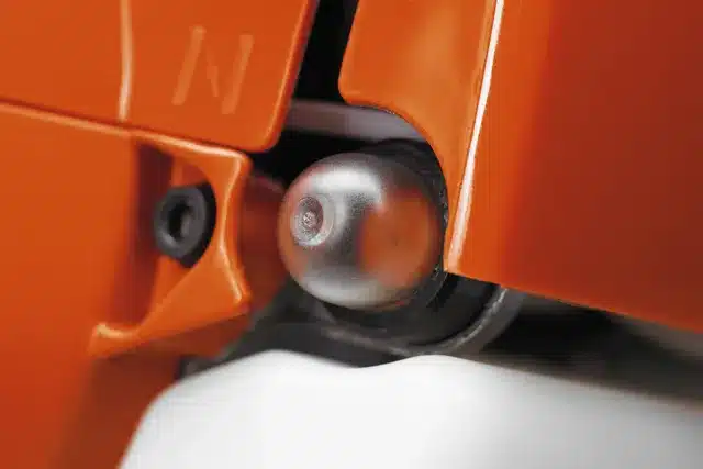 Detailný záber na palivovú pumpičku (primer) krovinorezu Husqvarna pre jednoduché štartovanie.