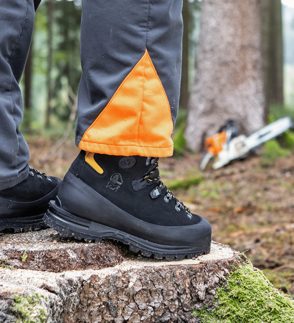 Pilčík pri práci v topánkach HAIX Protector Alpin a protiporezových nohaviciach.