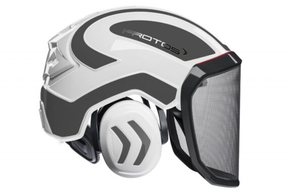 Pilčícka prilba PROTOS Integral FOREST v bielo-šedej farbe s integrovanými chráničmi sluchu a ochranným štítom.