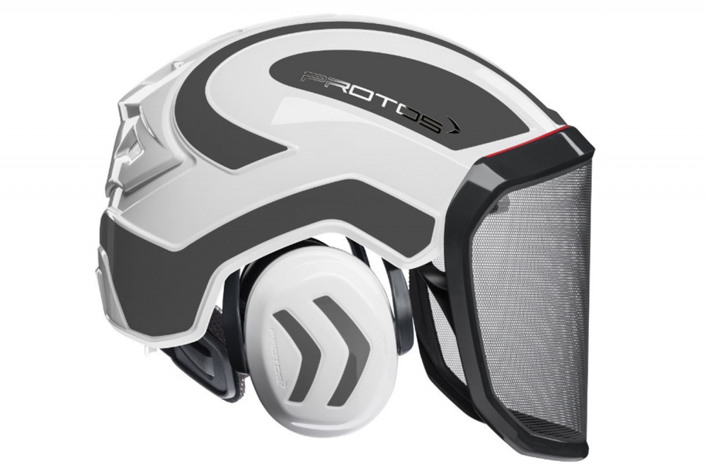 Pilčícka prilba PROTOS Integral FOREST v bielo-šedej farbe s integrovanými chráničmi sluchu a ochranným štítom.