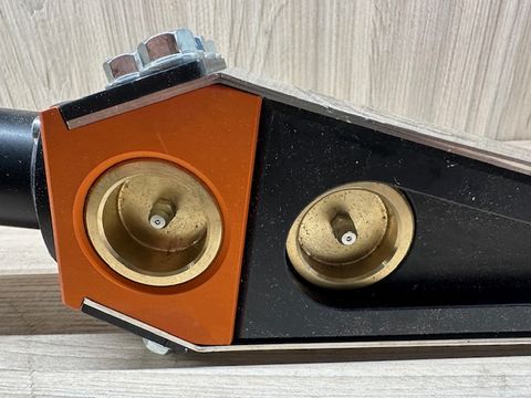 Detailný záber na maznice pre údržbu mechanického klinu GM Tech FK-30 Profi.
