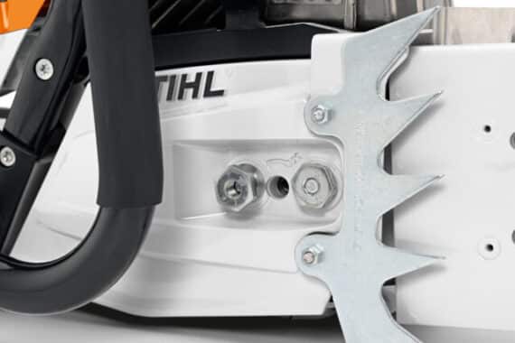 Detail uchytenia hĺbkového dorazu a kovových oporných zubov na záchranárskej píle STIHL MS 462 C-M R.