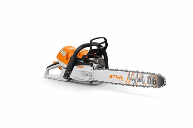 Motorová píla STIHL MS 400 C-M VW s vodiacou lištou Light 06 na bielom pozadí.