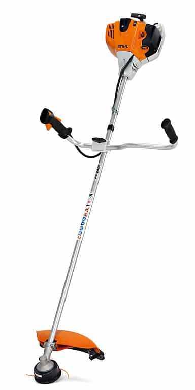 Profesionálny krovinorez STIHL FS 240 C-E na bielom pozadí.