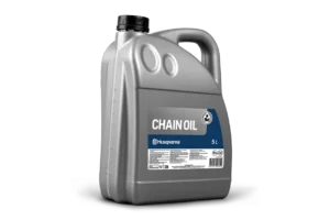 Päťlitrový kanister celoročného reťazového oleja značky Husqvarna.