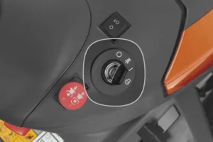 Traktor Husqvarna TC 215T disponujeJednoduchým spustením v každom počasí bez sýtiča. Stačí otočiť kľúčikom a vyraziť.