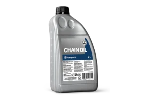 Dvojlitrová fľaša originálneho reťazového oleja Husqvarna pre celoročné použitie.