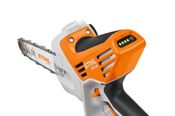 Detailný záber na akumulátorovú pílu STIHL GTA 40, ktorý ukazuje LED indikátor stavu batérie a reznú lištu.