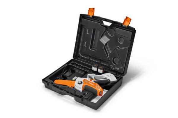 Kompletná sada STIHL GTA 40 v otvorenom prepravnom kufri, obsahujúca pílu, dve batérie a nabíjačku.