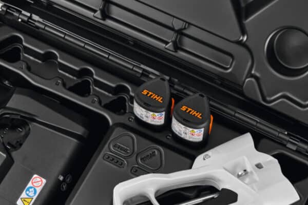 Detailný pohľad na dve batérie STIHL AS 2 prehľadne uložené v prepravnom kufri pre pílu GTA 40.