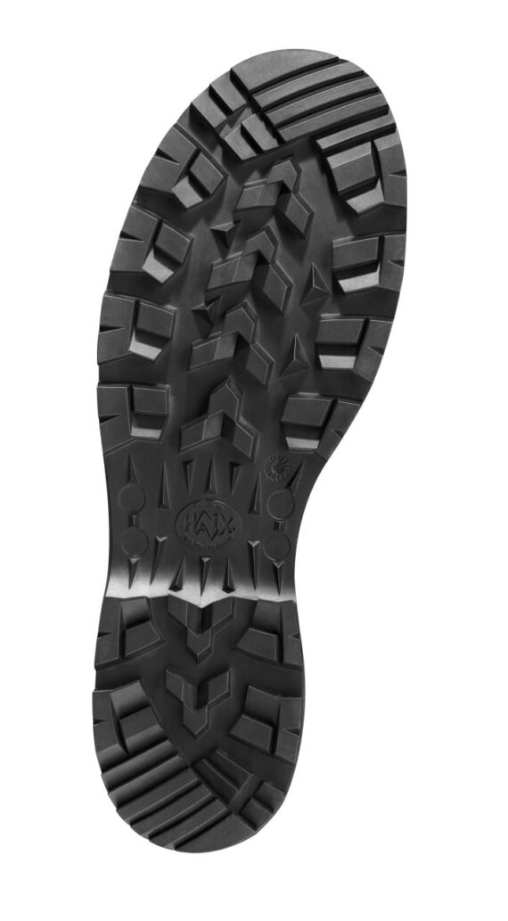 Pracovná obuv čierna protišmyková podrážka Haix s hlbokým terénnym dezénom.