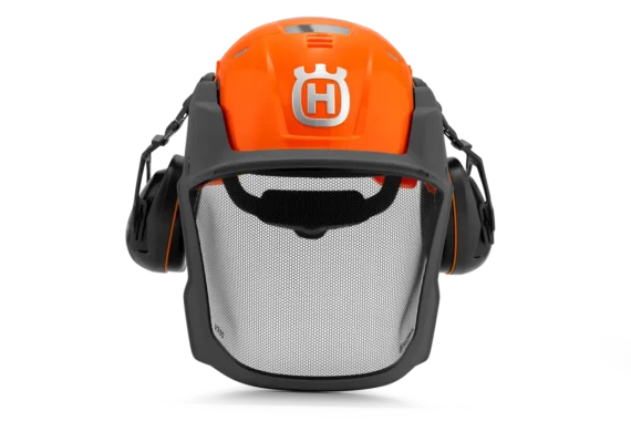 Čelný pohľad na lesnícku prilbu HUSQVARNA TECHNICAL Mips s ochranným štítom a logom.