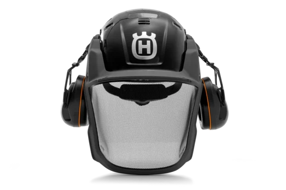 Čelný pohľad na lesnícku prilbu HUSQVARNA TECHNICAL Mips v sivej farbe s ochranným štítom.