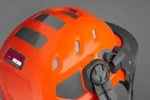 Detail uchytenia ochrany sluchu a širokých vetracích otvorov na pilčícka prilba husqvarna technical.