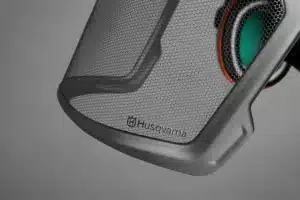 Leptaná sieťka štítu pre pilčícka prilba husqvarna technical zabezpečujúca čistý výhľad bez skreslenia.