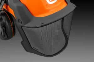 Detailný pohľad na kovový ochranný štít s vysokou priehľadnosťou a ergonomickým tvarovaním.