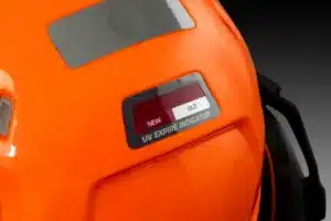 Indikátor UV žiarenia na pilčícka prilba husqvarna technical signalizujúci mieru opotrebenia plastu.