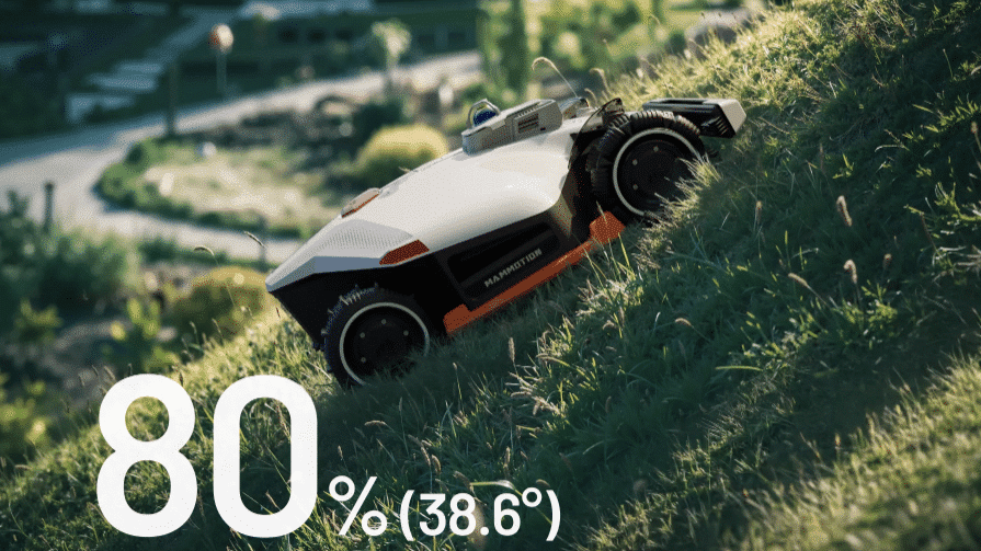 Robotická kosačka Mammotion LUBA 3 AWD zdolávajúca strmý svah so sklonom 80 %.