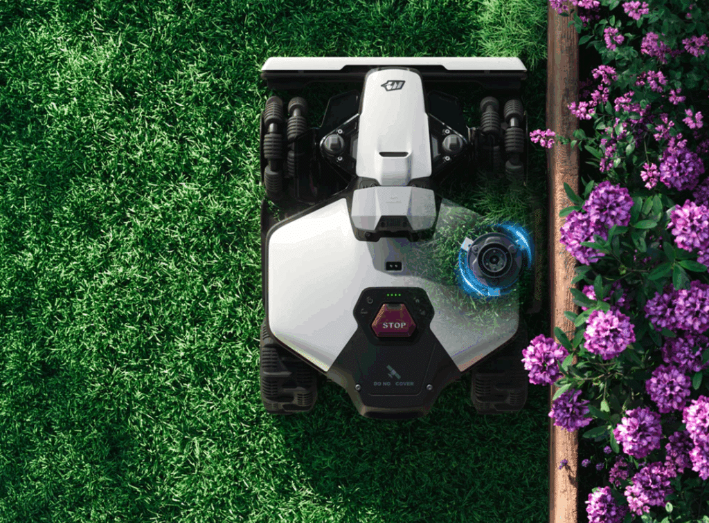 Robotická kosačka Mammotion LUBA mini 2 AWD s prídavným diskom na kosenie okrajov trávnika.