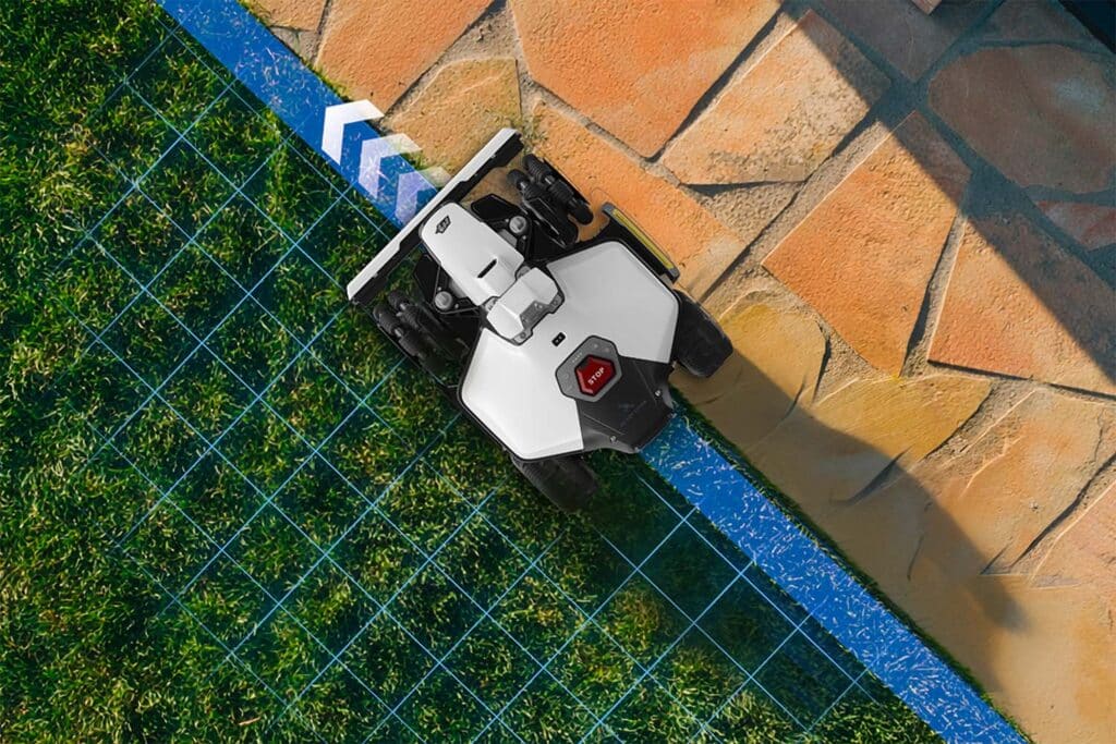 Robotická kosačka LUBA mini 2 AWD 1000 v modernej záhrade pri kosení bez káblov