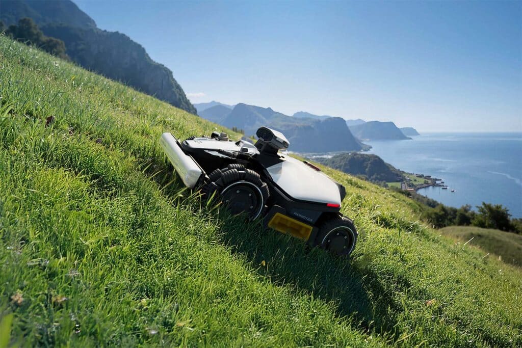 Robotická kosačka Mammotion LUBA mini 2 AWD s pohonom 4x4 na strmom svahu.