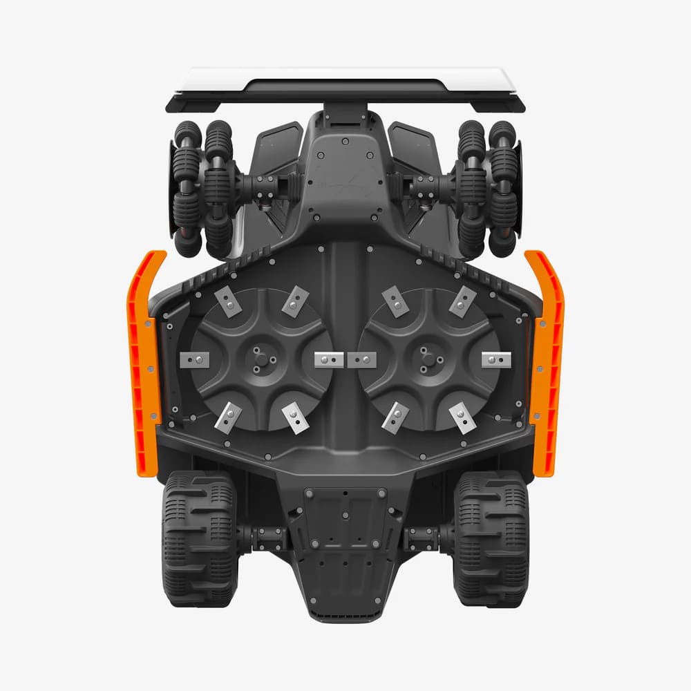 Spodná strana s dvoma žacími diskami kosačky LUBA 3 AWD 1500