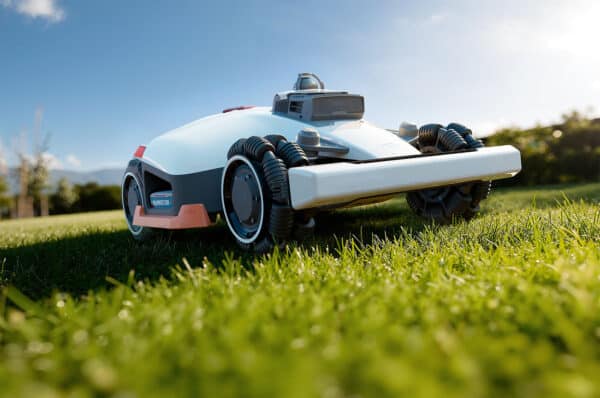 Terénne pneumatiky a predný nárazník kosačky Mammotion LUBA 3 AWD 5000