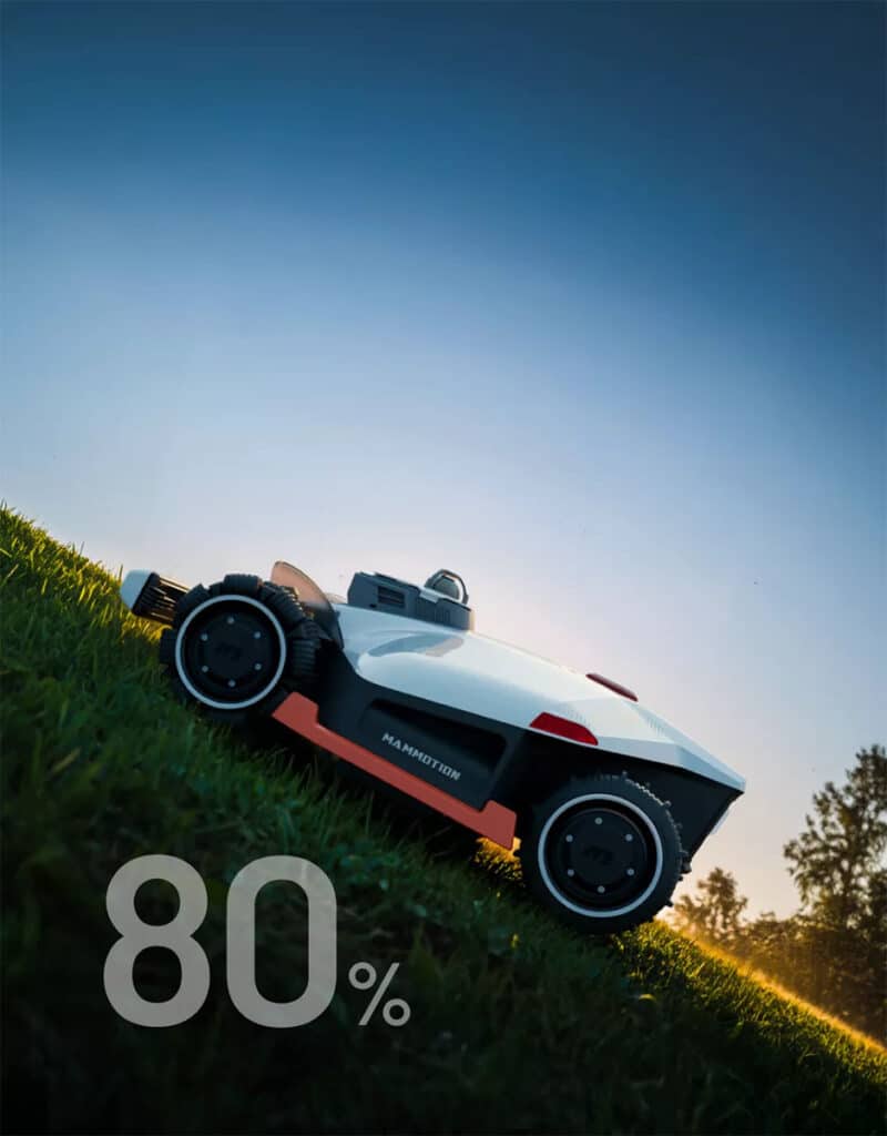 Robotická kosačka LUBA 3 AWD 1500 s pohonom 4x4 pri kosení strmého svahu