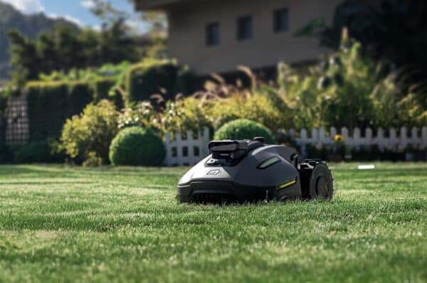 Navigácia bez obvodových káblov kosačky YUKA mini 2 800 v členitej záhrade