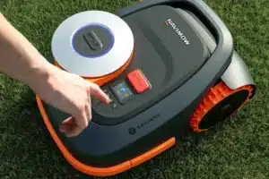 Ovládací panel kosačky Segway Navimow s tlačidlom STOP.