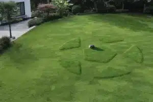 Robotická kosačka Segway Navimow tlačí vzory do trávnika.